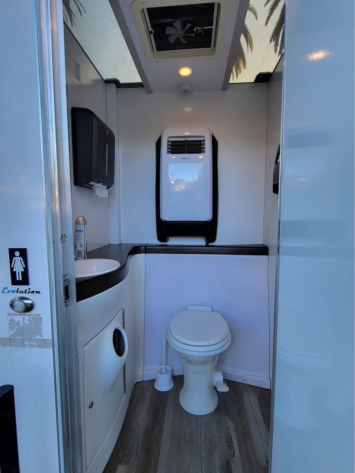 Single-Stall VIP Trailer